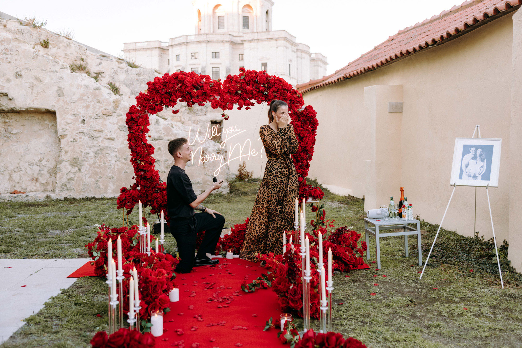 Plan a surprise proposal in Lisbon with expert guidance. Discover the best locations, discreet photographers and how to keep the moment secret.